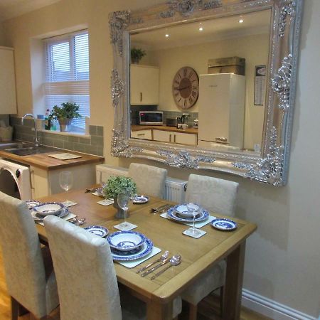 Apartment 1 Exquisite Two King Bedroom With En Suites - Close To The Town Centre, Rail, Airport And Theatre Darlington  Buitenkant foto
