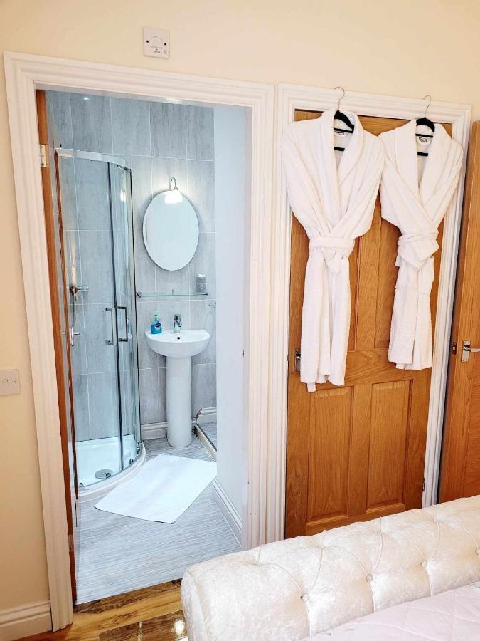 Apartment 1 Exquisite Two King Bedroom With En Suites - Close To The Town Centre, Rail, Airport And Theatre Darlington  Buitenkant foto
