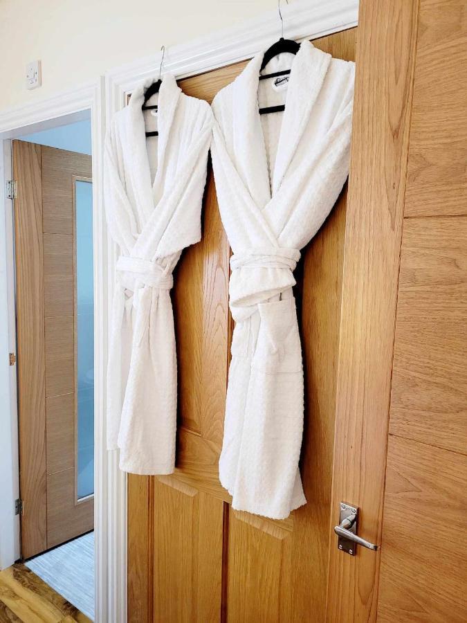 Apartment 1 Exquisite Two King Bedroom With En Suites - Close To The Town Centre, Rail, Airport And Theatre Darlington  Buitenkant foto