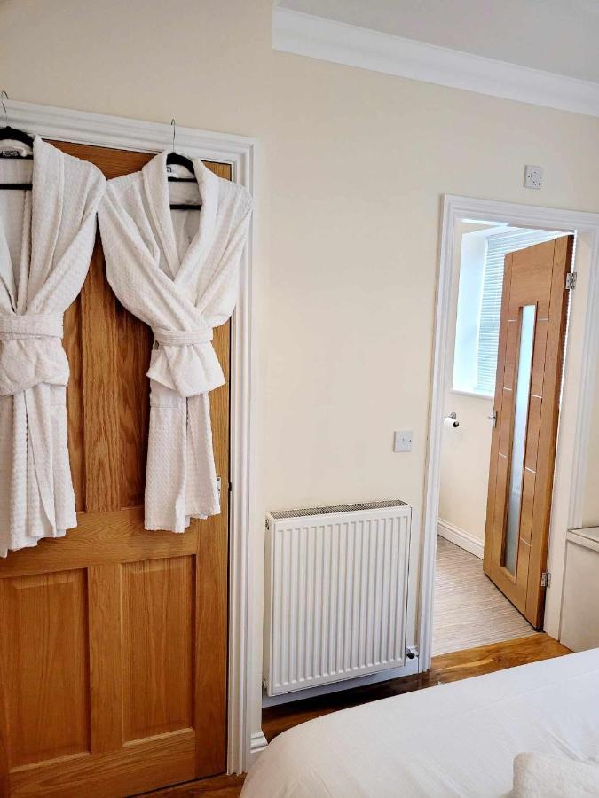 Apartment 1 Exquisite Two King Bedroom With En Suites - Close To The Town Centre, Rail, Airport And Theatre Darlington  Buitenkant foto