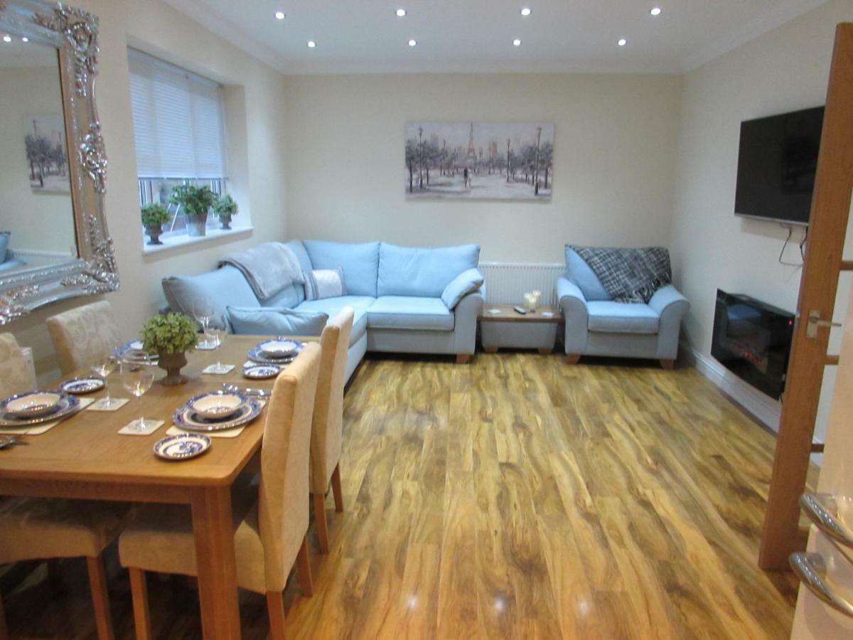 Apartment 1 Exquisite Two King Bedroom With En Suites - Close To The Town Centre, Rail, Airport And Theatre Darlington  Buitenkant foto