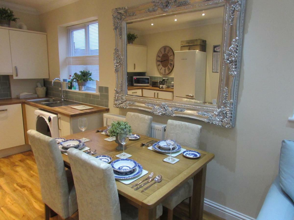 Apartment 1 Exquisite Two King Bedroom With En Suites - Close To The Town Centre, Rail, Airport And Theatre Darlington  Buitenkant foto