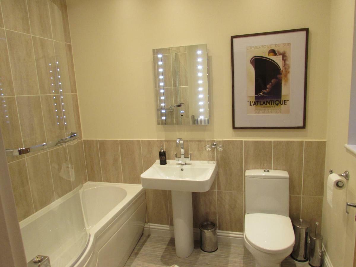 Apartment 1 Exquisite Two King Bedroom With En Suites - Close To The Town Centre, Rail, Airport And Theatre Darlington  Buitenkant foto